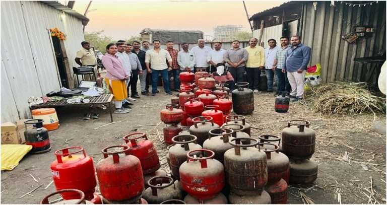 घरगुती गॅस सिलेंडर मधुन गॅस चोरी करून कमर्शियल सिलेंडर भरून ते विकणारे लोणीकाळभोर पोलिसांनी पकडले