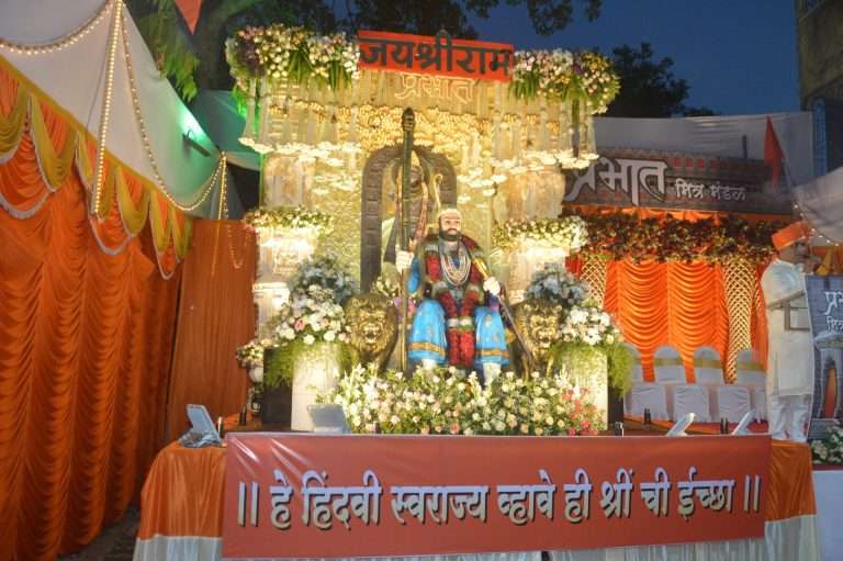 भव्य व दिमाखदार मिरवणुकीद्वारे शिवरायांना नमन-