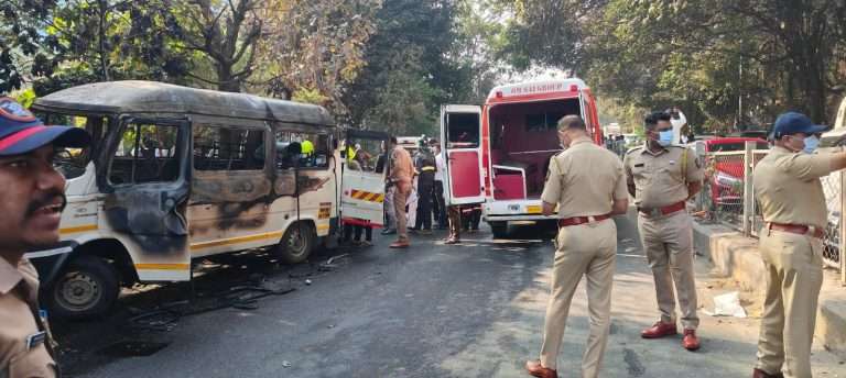 हिंजवडी परिसरात मिनी बसला आग:4 कामगारांचा जागीच होरपळून मृत्यू