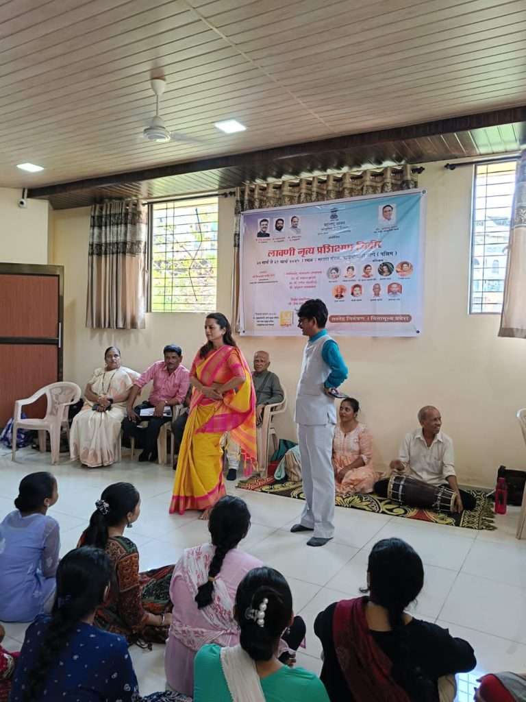 येथे शिकविली जाते, पारंपारिक लावणी….