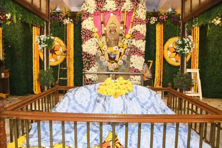 समाधी अभ्यंगस्नान व पूजेने श्री जंगली महाराज पुण्यतिथी उत्सवाला प्रारंभ 