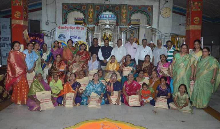 श्री लकडी पूल विठ्ठल मंदिराच्या वतीने भजनी मंडळातील महिलांचा सन्मान