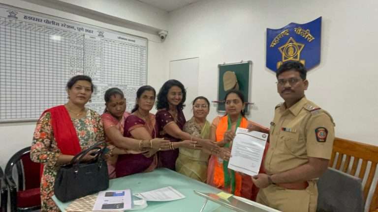 कुणाल कामराला त्वरित अटक करा-हडपसर भाजपा महिला कार्यकर्त्यांचे पोलिसांना निवेदन
