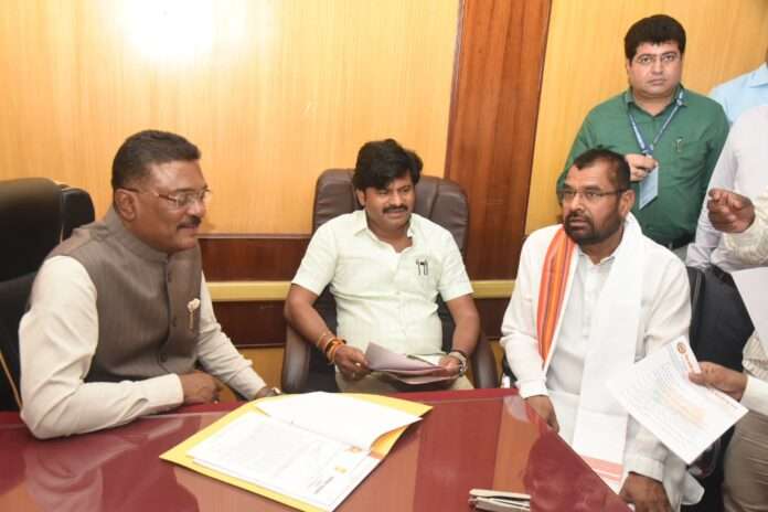 ‘एसटी’ महामंडळात मुख्यालयात तीन वर्षांपेक्षा जास्त काळ कार्यरत अधिकाऱ्यांची बदली करणार  – परिवहन मंत्री प्रताप सरनाईक