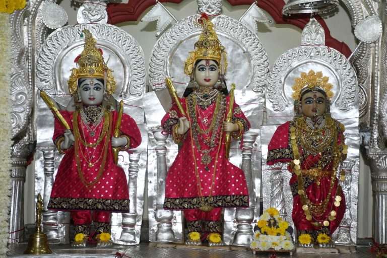 श्रीराम-लक्ष्मण-सीता मूर्तीस गुढीपाडव्यानिमित्त पवमान अभिषेक