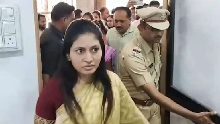 सुरक्षा रक्षक सोबत असतानाही रक्षा खडसेंच्या मुलीची छेड:यात्रेत व्हिडिओही काढला; केंद्रीय मंत्र्यांच्या तक्रारीनंतर चौघांविरोधात गुन्हा