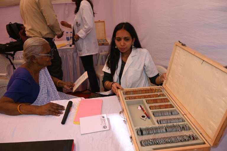 ‘दगडूशेठ’ गणपती ट्रस्टतर्फे ९०० रुग्णांची नेत्रतपासणी व शस्त्रक्रिया