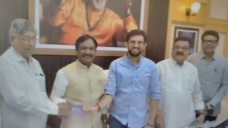 उद्धव ठाकरे व भाजपात जवळीक वाढत असल्याची चर्चा