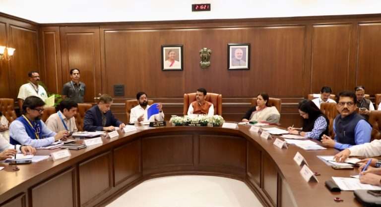 बृहन्मुंबई महापालिकेच्या 2 लाख कोटींच्या प्रकल्पांचा मुख्यमंत्री देवेंद्र फडणवीस यांनी घेतला आढावा