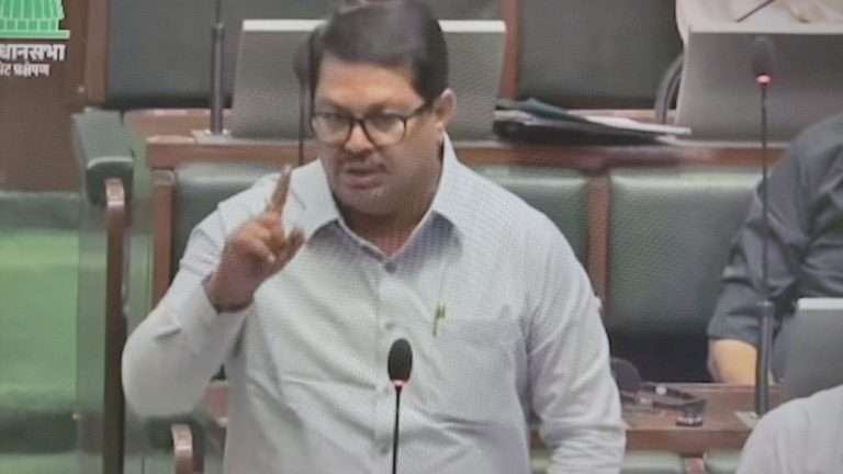 अनधिकृत होर्डिंगमुळे अपघात झाल्यास मंत्री जबाबदारी घेणार का?