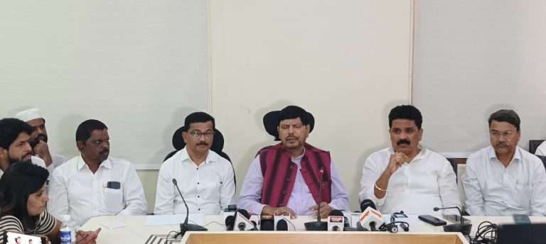 लाडक्या बहिणींना अधिक निधी देण्याचे आश्वासन सरकारने पाळावे- रामदास आठवले