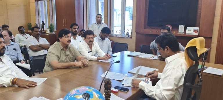 दीपक मानकर विविध मागण्यांसाठी महापालिका आयुक्तांच्या भेटीला
