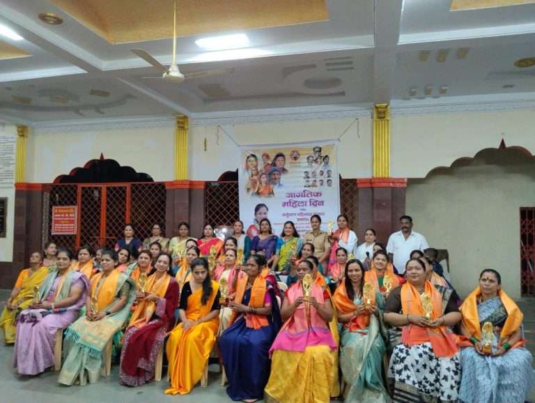 शिवसेने तर्फे कर्तृत्ववान महिलांचा सन्मान