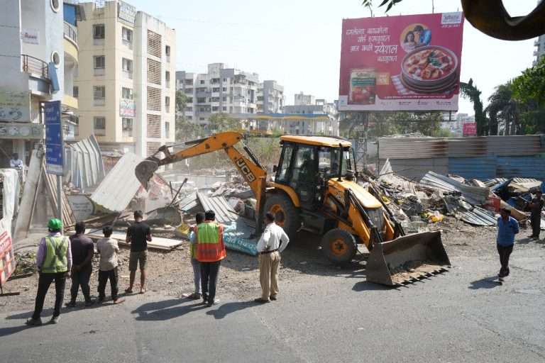 पीएमआरडीएच्या तीन टप्यातील कारवाईत तब्बल साडेतीन हजार अतिक्रमणांवर हातोडा