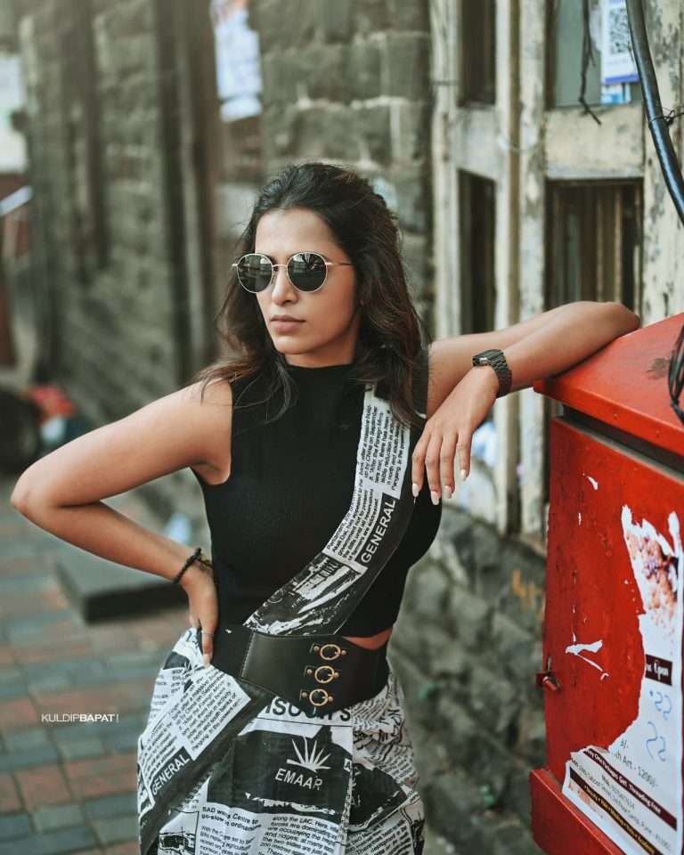 अश्विनी चवरेचं वृत्तपत्र प्रिंट फॅशनचा जलवा