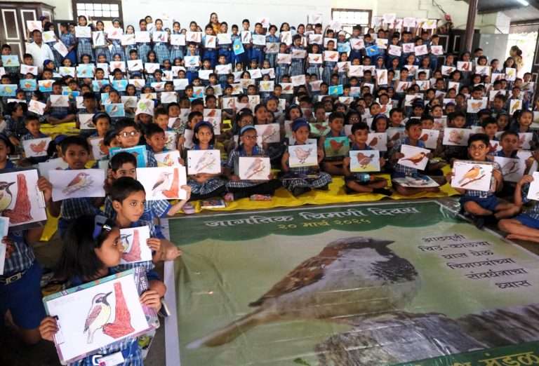 चित्र रेखाटून चिमणी संधर्वनासाठी शालेय विद्यार्थ्यांचा पुढाकार