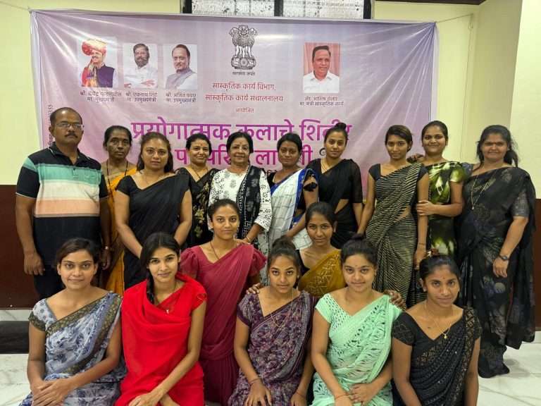 सांस्कृतिक कार्य संचालनालय आयोजित सणसवाडीच्या लावणी प्रशिक्षण शिबिराला मान्यवरांचे मार्गदर्शन.