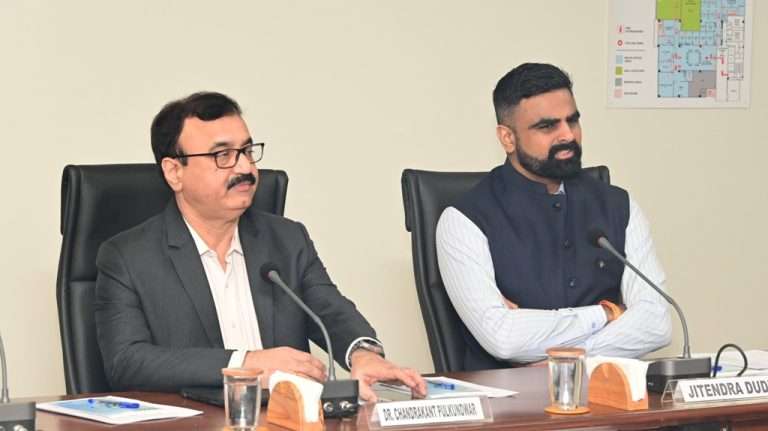 जिल्ह्यात वेगवेगळ्या क्षेत्रातील उद्योग येण्यासाठी प्रयत्न