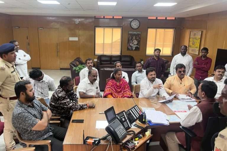 पुणे रेल्वे स्टेशन प्रवाशांना भेडसावणाऱ्या समस्या व सुरक्षेकडे रेल्वे अधिकाऱ्यांचे जाणूनबुजून दुर्लक्ष: शिवसेना आक्रमक