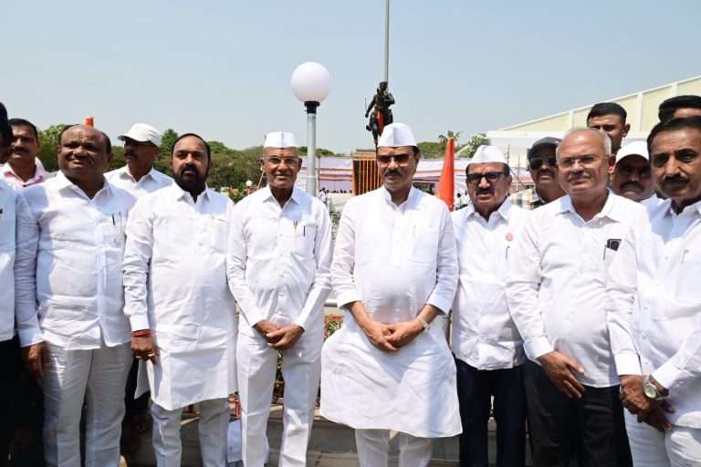 माळेगाव सहकारी साखर कारखाना येथील छत्रपती शिवाजी महाराजाच्या नूतनीकृत पुतळ्याचे अनावरण