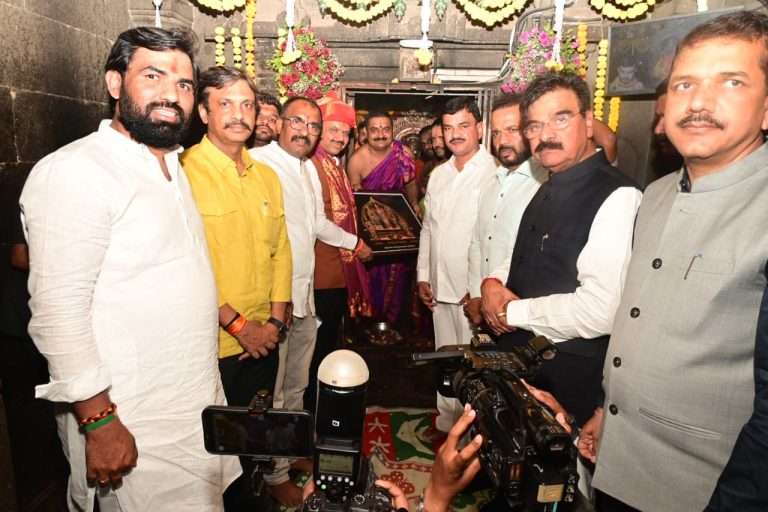 मुख्यमंत्री देवेंद्र फडणवीस यांनी घेतले श्री लक्ष्मी नृसिंह देवतांचे दर्शन