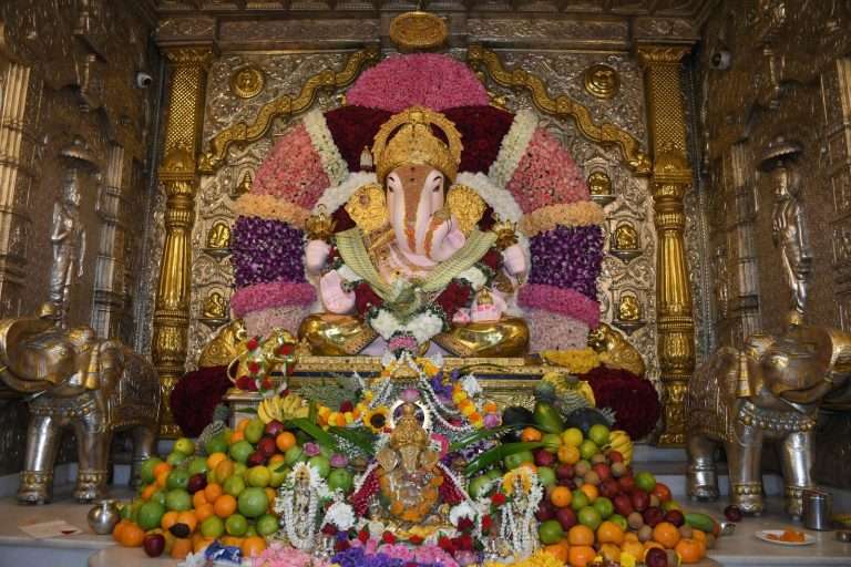श्रीमंत दगडूशेठ गणपती मंदिरात गुढीपूजन व फुलांची भव्य आरास