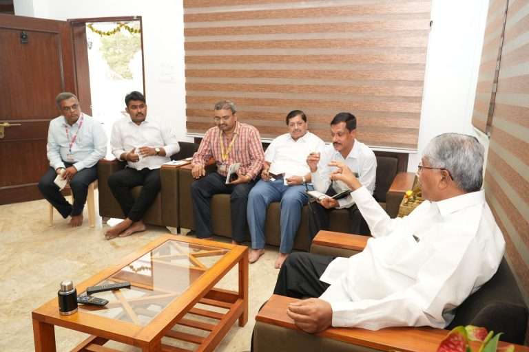 कोथरुड मधील रस्ते, पाणी प्रश्नी मंत्री चंद्रकांतदादा पाटील आक्रमक