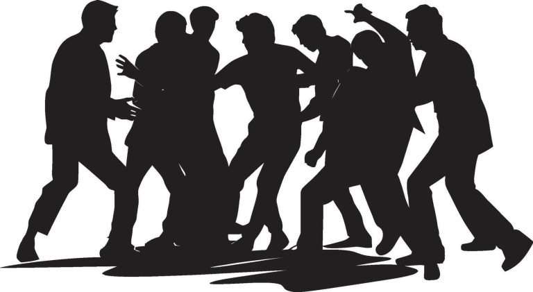 पोलिसांचा खबरी असल्याच्या संशयावरून टोळक्याकडून तरुणाला मारहाण, वाहनांची तोडफोड