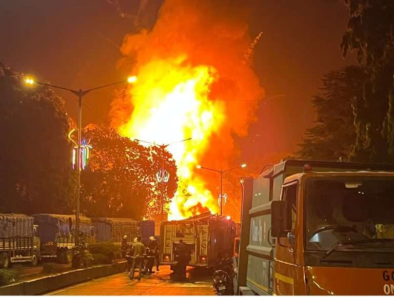 10-12 सिलिंडरचे विस्फोट:सिलिंडर ठेवलेल्या ट्रकला आग
