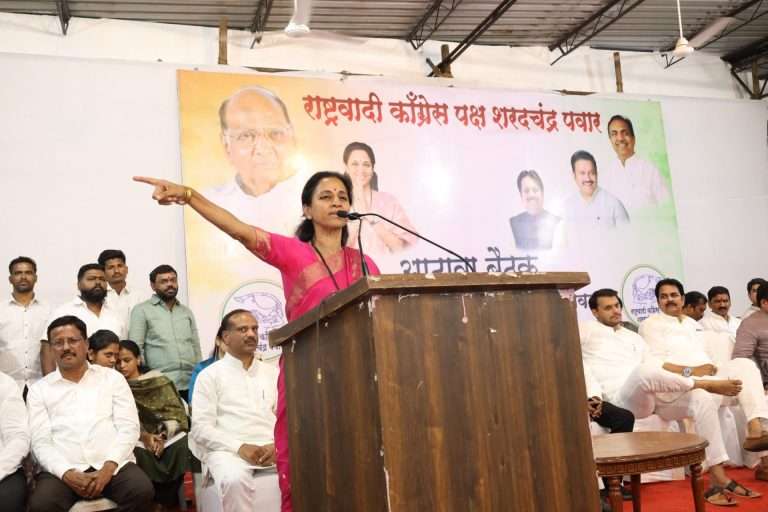 ‘बरे झाले पक्ष फुटला’:अशा व्यक्तीसोबत काम करू शकत नाही- सुप्रिया सुळेंची टीका; मुंडेंनंतर आणखी एक विकेट जाणार असल्याचा दावा