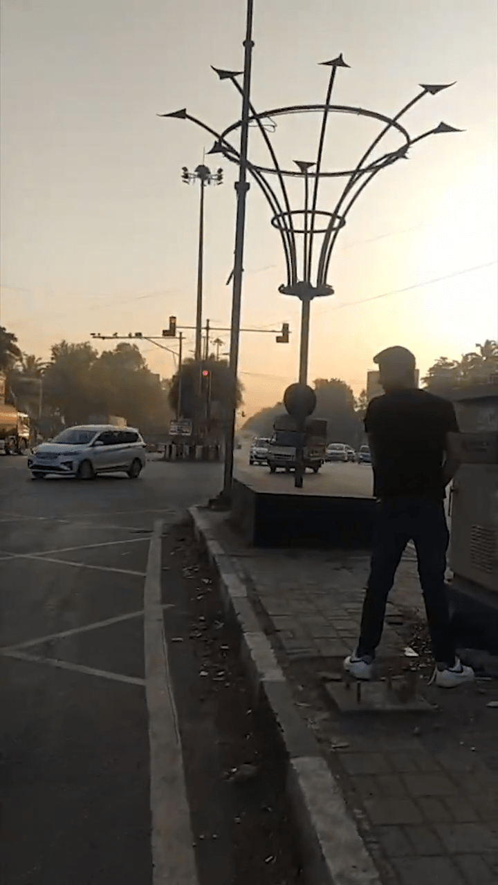 भररस्त्यात लघुशंका_तरुणाची ओळख पटली, वडील म्हणाले,त्याचे कृत्य लज्जास्पद