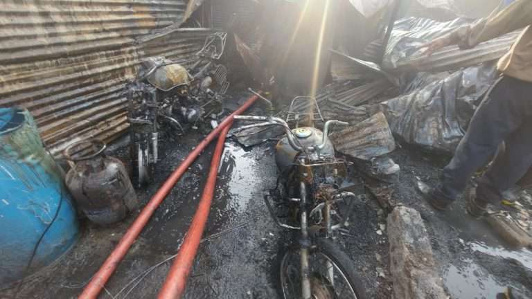 चंदननगरमधील झोपडपट्टीत भीषण आग:10 गॅस सिलिंडरचा स्फोट