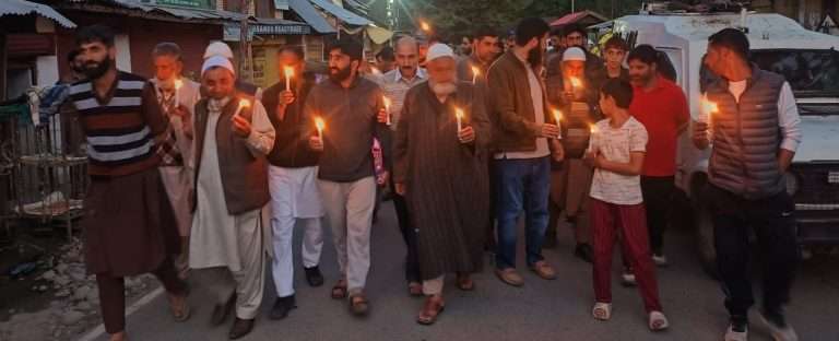 दहशतवादा विरोधात “तेरी जान,मेरी जान, हिंदुस्थान”चा नारा देत काश्मीरी सारे रस्त्यावर…