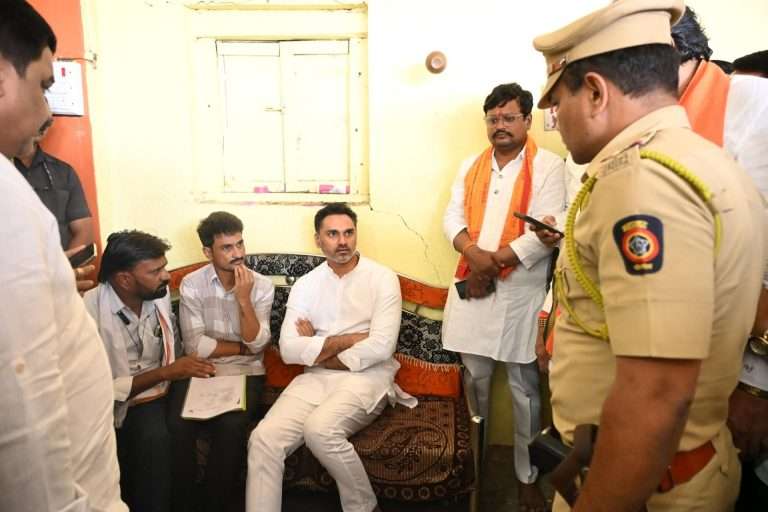 पोलिस अन् माध्यमांच्या कॅमेऱ्यांपुढे गृहराज्यमंत्री योगेश कदमांचा मोबाईल चोरला…चोरट्यांचा हिसका: