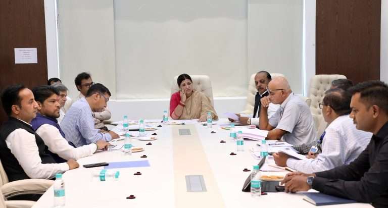 अल्पसंख्यांक विभागाअंतर्गत सुरू असलेल्या योजनांच्या कामाचा राज्यमंत्री माधुरी मिसाळ यांनी घेतला आढावा