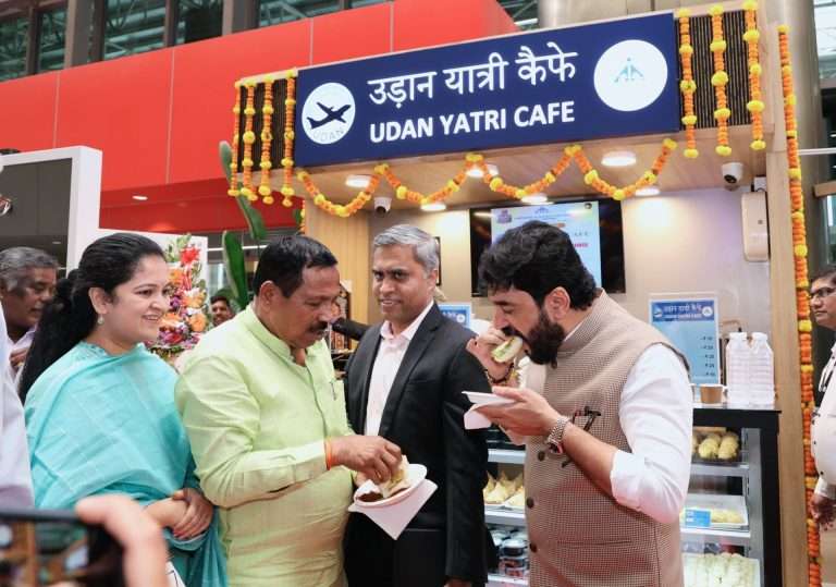 पुणे विमानतळावर आता १० रुपयांत चहा, २० रुपयांत वडापाव !