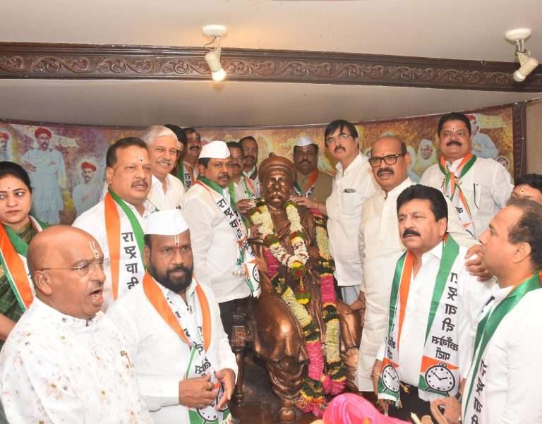 केसरीवाड्यात अभिवादन करुन गौरवशाली महाराष्ट्र मंगल कलश रथयात्रा पिंपरी-चिंचवडकडे मार्गस्थ…