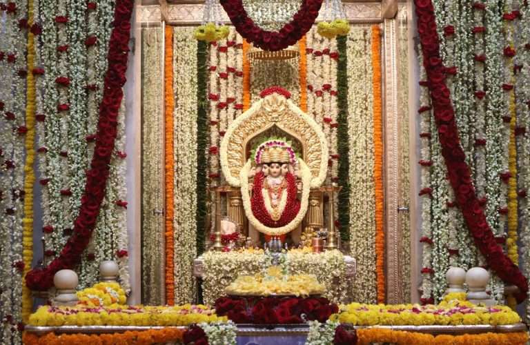 लक्ष्मीबाई दगडूशेठ दत्तमंदिरात वासंतिक पुष्पोत्सवानिमित्त २५ लाख फुलांची आरास