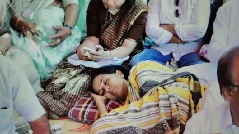 अखेर ७ तासांनी सुप्रिया सुळेंनी उपोषण सोडलं; २ मे ला रस्त्याच्या कामाला सुरुवात होणार