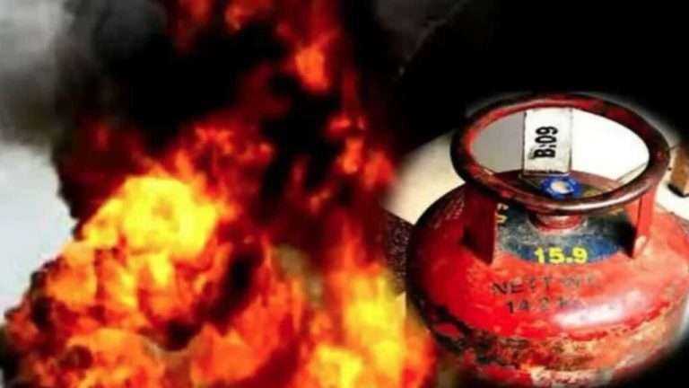 वारजे माळवाडीतील गॅससिलिंडर स्फोटात बाप-लेकाचा मृत्यू, व्हेंटीलेशन नसल्याने घरमालकावर गुन्हा दाखल