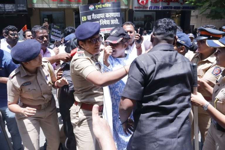 पोलिसांच्या धक्काबुक्कीत काँग्रेस खासदार वर्षा गायकवाड जखमी:जी. टी. रुग्णालयात दाखल