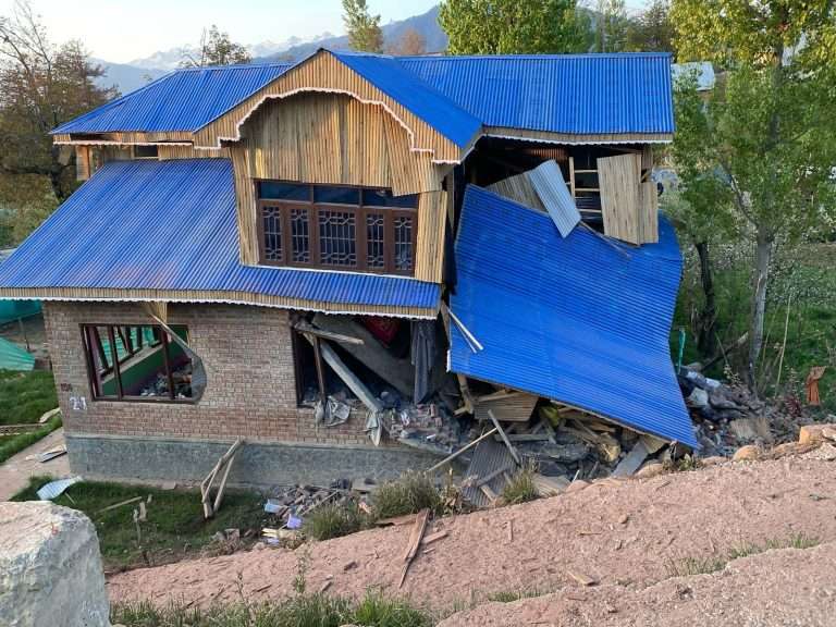 काश्मीरमध्ये स्फोटात 6 दहशतवाद्यांची घरे उद्ध्वस्त:अहमदाबाद-सुरतमध्ये घुसखोरांवर कारवाई, 500 हून अधिक बांगलादेशी ताब्यात