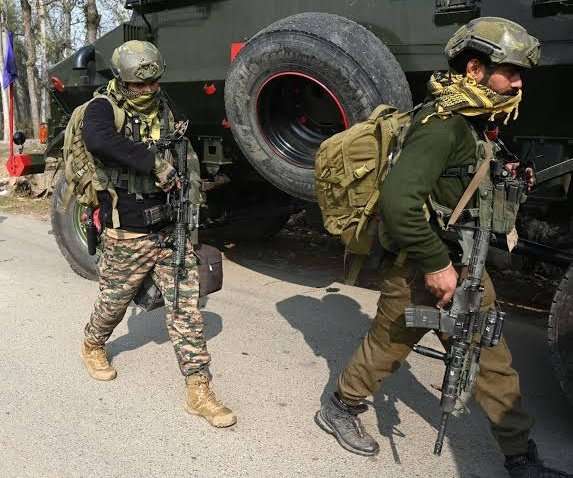 कुलगामच्या गिद्दर गावात सुरक्षा दल आणि दहशतवाद्यांमध्ये चकमक, ७२ तासांत पाचवी चकमक,१४ दहशतवाद्यांची यादी जाहीर