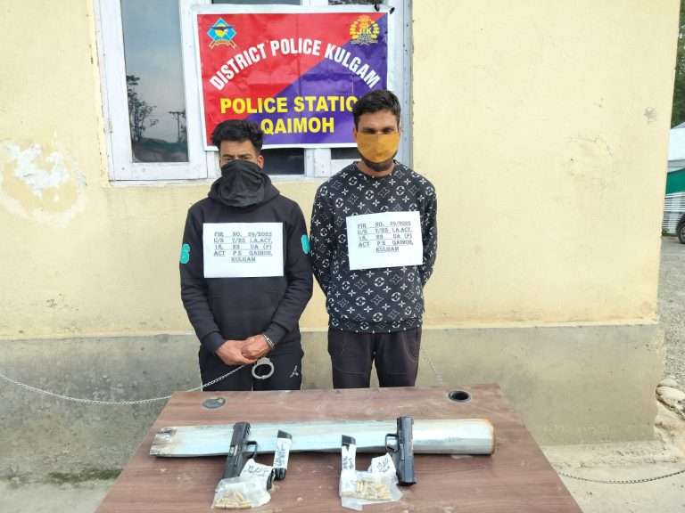 कुलगाममध्ये दहशतवाद्यांच्या दोन साथीदारांना अटक