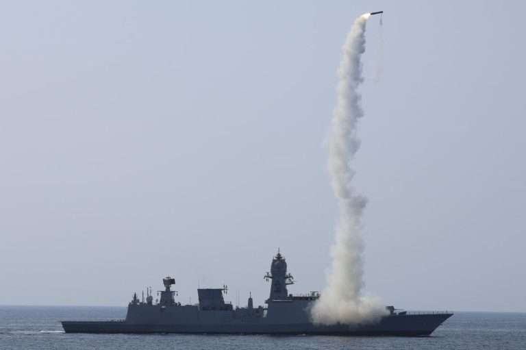 भारतीय नौदलाने अरबी समुद्रात युद्धनौकांमधून अनेक क्षेपणास्त्रांची यशस्वी चाचणी घेतली