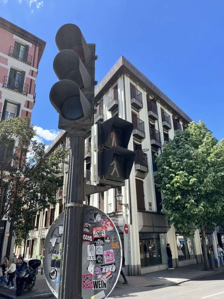 स्पेन-पोर्तुगाल-फ्रान्समध्ये वीजपुरवठा खंडित:विमानतळ आणि मेट्रो, मोबाईल नेटवर्क बंद, युरोपमधील विद्युत ग्रिडमध्ये बिघाड