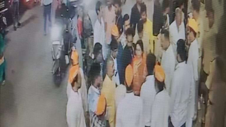 हनुमान जयंतीच्या दिवशी अजान रोखण्याचा प्रयत्न:खासदार मेधा कुलकर्णी यांच्यावर गुन्हा दाखल करण्याची मागणी