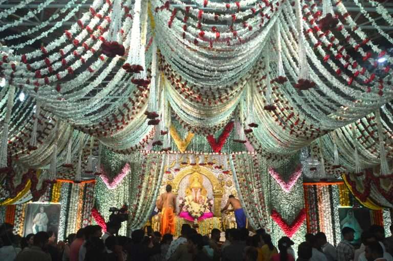 ‘दगडूशेठ’ गणपतीला ५० लाख मोग-यांचा पुष्पनैवेद्य