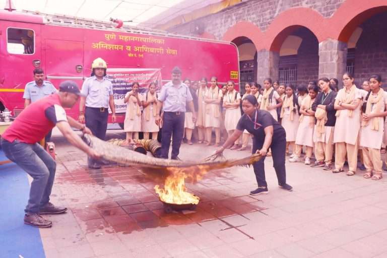 नू. म. वि.तील विद्यार्थ्यांना आग विझविण्याचे प्रशिक्षण:साईनाथ मंडळ ट्रस्टचा सेवाभावी उपक्रम