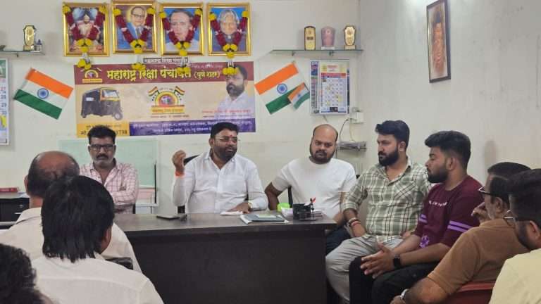 टू व्हीलर टॅक्सीला विरोध करण्यासाठी पुणे शहरातील रिक्षा चालकांनी एकत्र यावे.